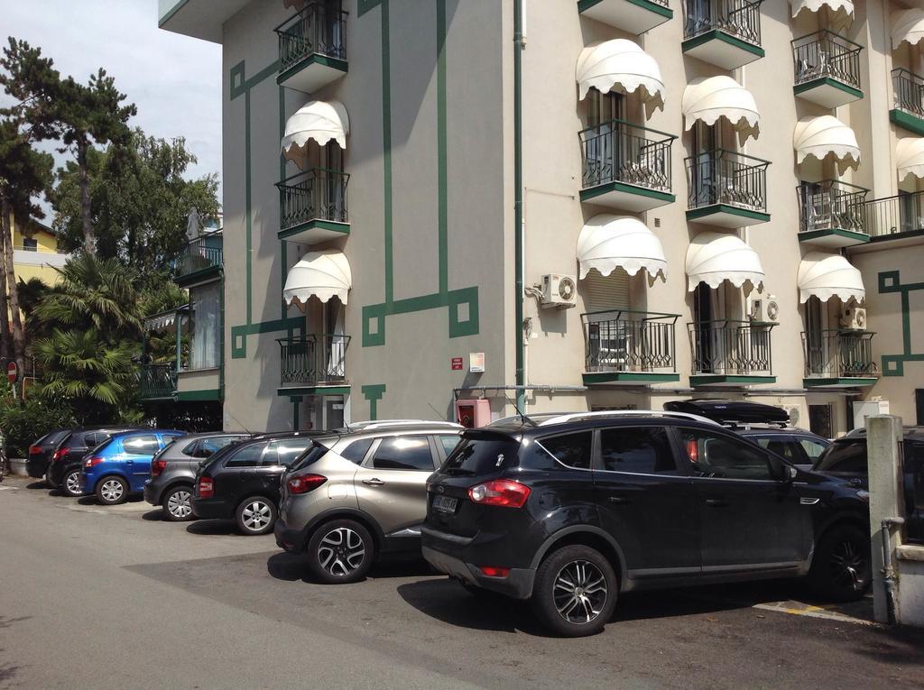 Hotel Janeiro Каорле Экстерьер фото