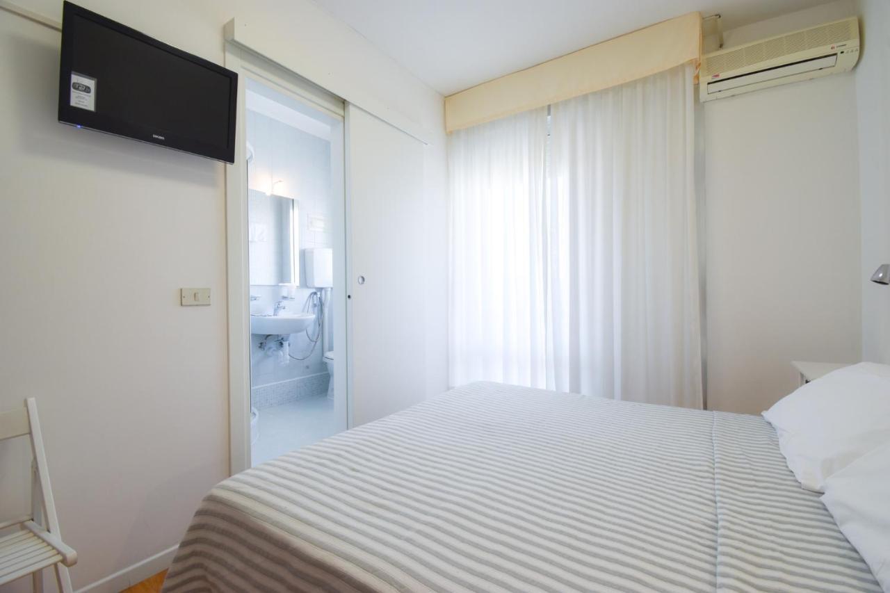 Hotel Janeiro Каорле Экстерьер фото
