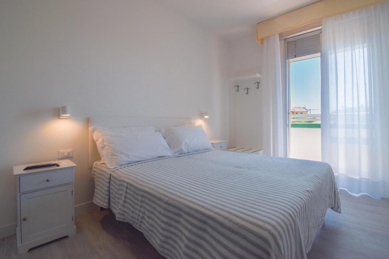 Hotel Janeiro Каорле Экстерьер фото