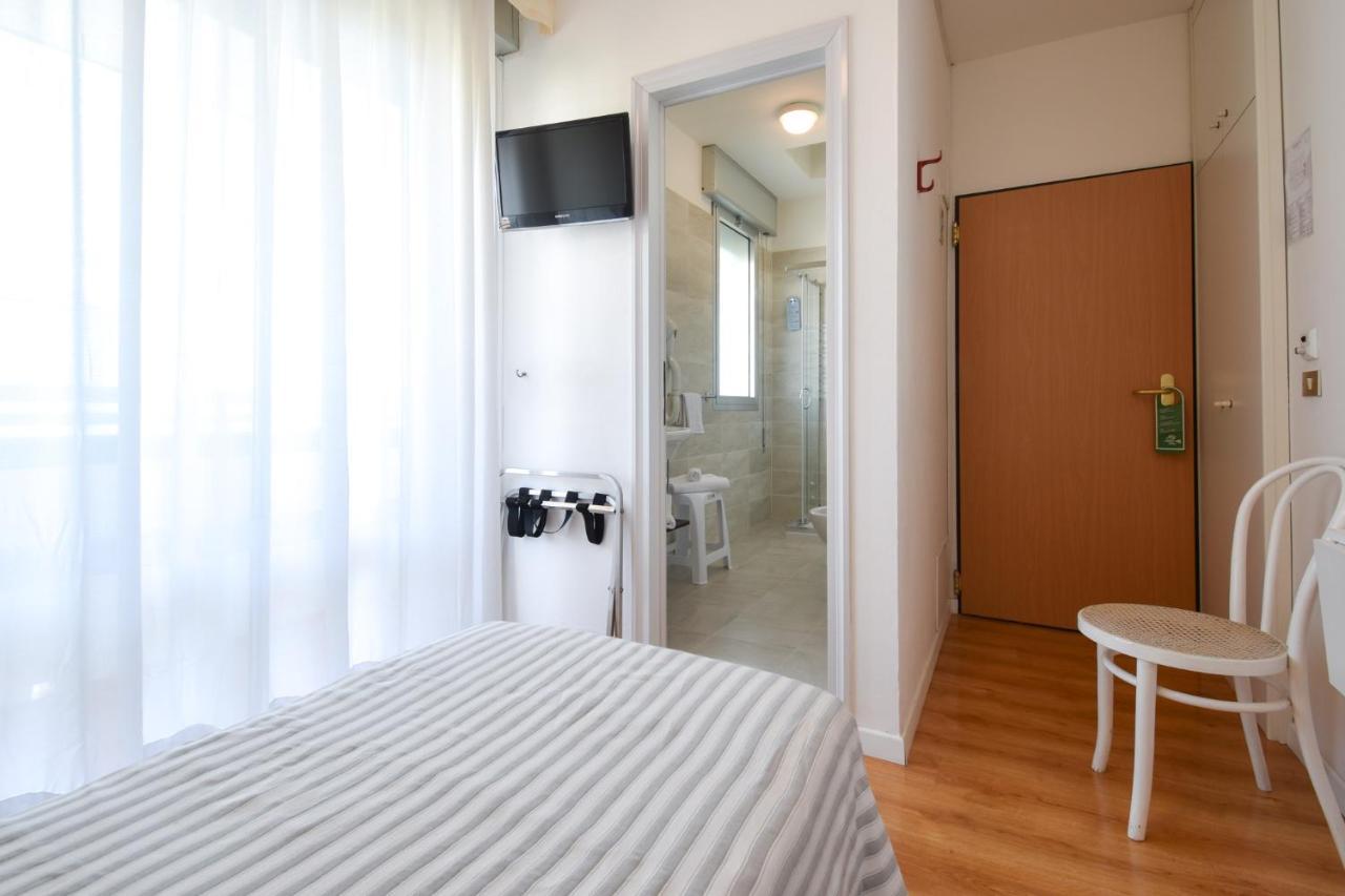 Hotel Janeiro Каорле Экстерьер фото
