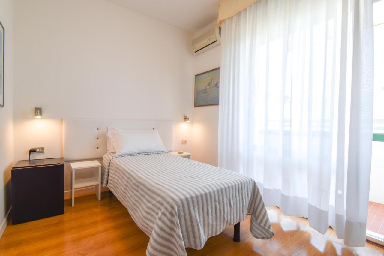 Hotel Janeiro Каорле Экстерьер фото