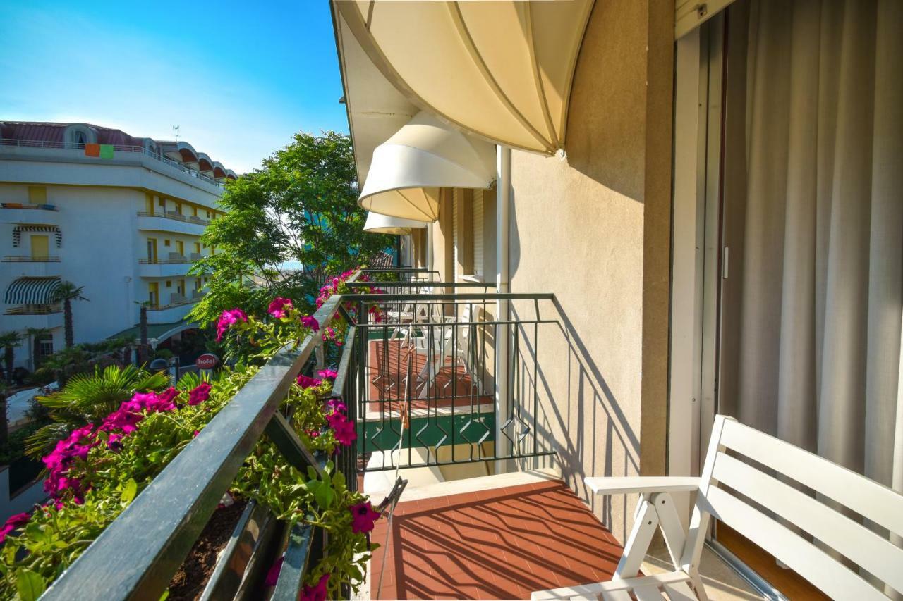 Hotel Janeiro Каорле Экстерьер фото