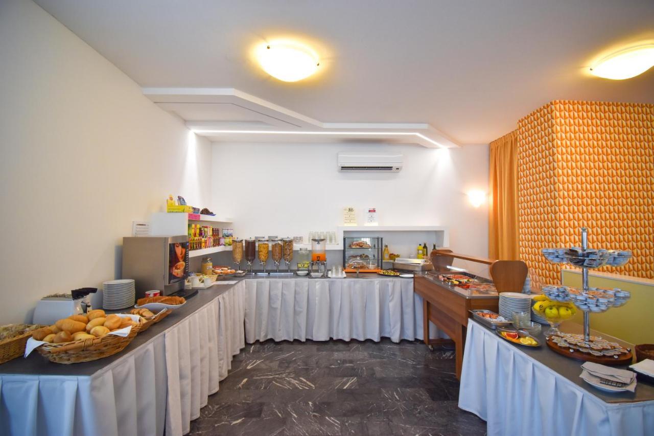 Hotel Janeiro Каорле Экстерьер фото